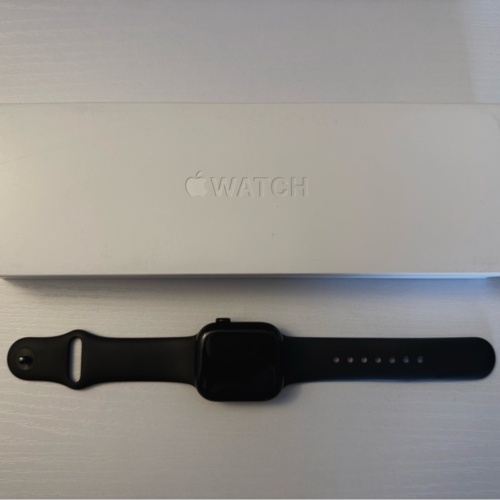 Apple Watch Series 10 GPS 42mm
Case - Black Aluminum Case